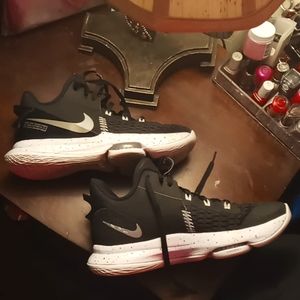 Nike Lebron Witness 5's